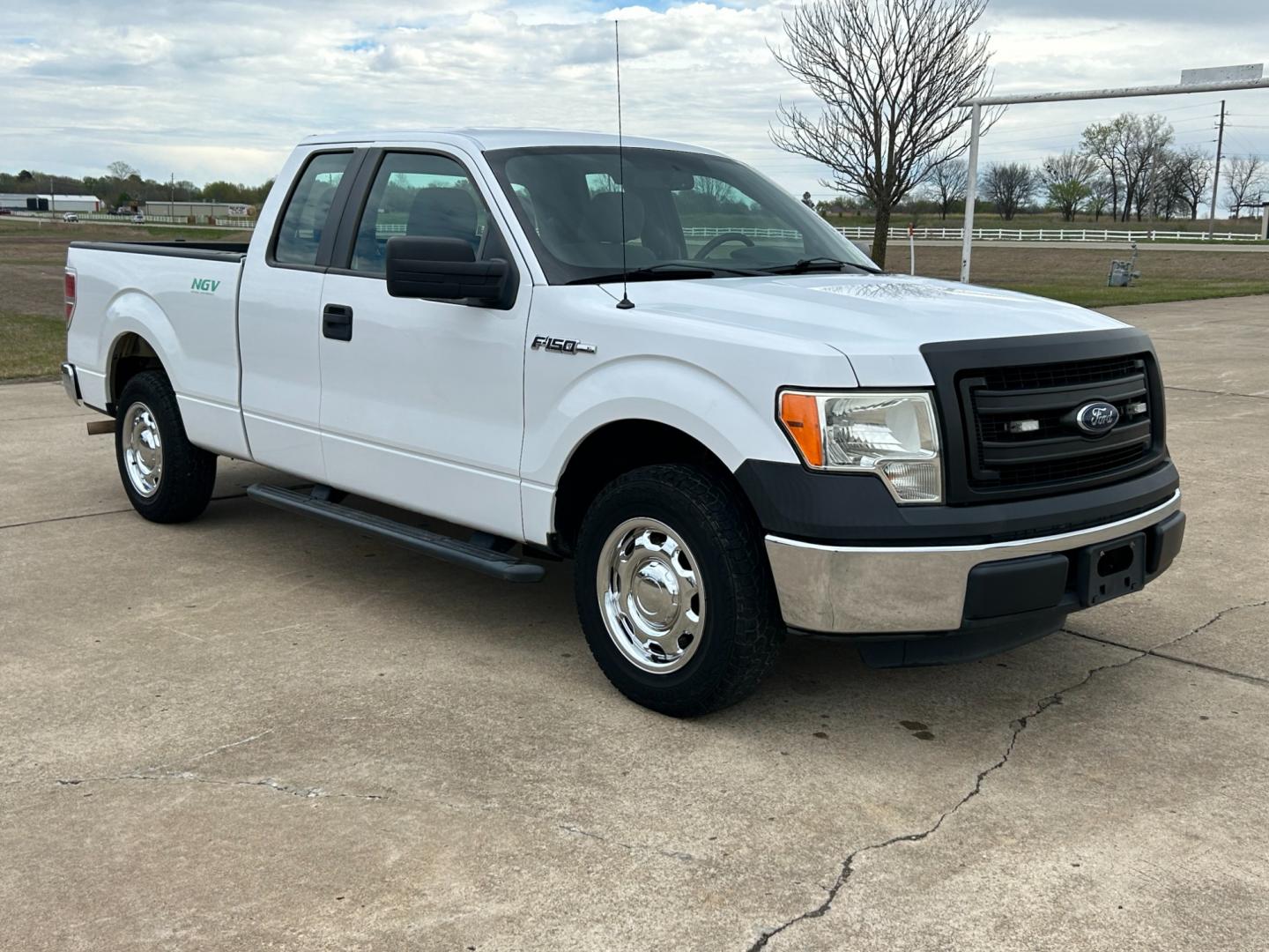 2014 White /Gray Ford F-150 XL SuperCab 6.5-ft. Bed 2WD (1FTEX1CM3EK) with an 3.7L V6 DOHC 24V engine, 6-Speed Automatic transmission, located at 17760 Hwy 62, Morris, OK, 74445, (918) 733-4887, 35.609104, -95.877060 - 2014 FORD F-150 XL SUPERCAB 6.5-ft. BED 2WD 3.7L V6 FEATURES KEYLESS REMOTE ENTRY, POWER LOCKS, POWER WINDOWS, AM/FM STEREO, TOUCH SCREEN, AUXILLARY PORT, HANDS-FREE BLUETOOTH CALLING, CRUISE CONTROL, TRACTION CONTROL, MULTI-FUNCTIONING STEERING WHEEL CONTROLS, BACKUP CAMERA. EQUIPPED WITH A BI-FUEL - Photo#2